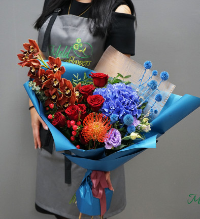 Bouquet with blue hydrangea and red roses photo 394x433